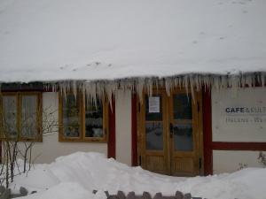 PutgartenFerienwohnung auf Rügen ganz oben的屋顶上挂着 ⁇ 石的建筑