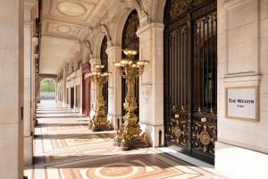 巴黎The Westin Paris - Vendôme的金柱门楼门走廊