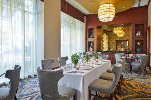 蒙哥马利蒙哥马利会议中心万丽Spa酒店的一间带长桌和椅子的用餐室