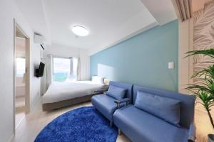 白滨Crystal Exe Nanki Shirahama 1的客厅配有沙发和1张床