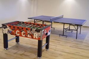 内罗毕Urban Lifestyle 1BR in Westlands, Heated Pool, Gym, Workspace & Parking的两个乒乓球桌,房间有两个桌子