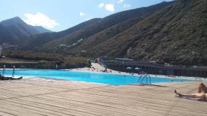 巴列埃尔莫索Morera的一座大游泳池,后面是群山