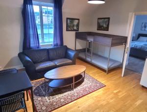 RimboVilla Henrys的客厅配有沙发和桌子