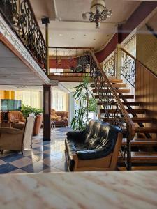 鲁塞怡日沃拉酒店的带沙发和楼梯的客厅