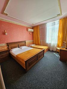 鲁塞怡日沃拉酒店的一间卧室设有一张大床和一个窗户。