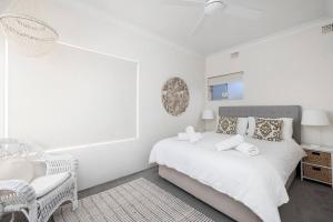 尼尔森湾Bayview Towers 10的白色卧室配有床和椅子