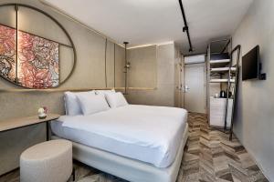 阿拉尼亚Büyük Hotel的卧室配有白色的床和双层床。