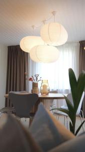 福堡Lovely villa at the foot of the Funen Alps的用餐室配有桌椅和灯