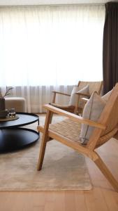 福堡Lovely villa at the foot of the Funen Alps的客厅里的木椅