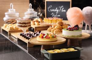 香港香港东涌世茂喜来登酒店的自助餐,包括蛋糕、糕点和甜点