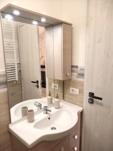 塔尔奎尼亚La Torre的浴室设有白色水槽和镜子