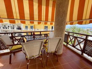 洛斯克里斯蒂亚诺斯埃迪菲西奥唐安东尼奥旅馆的阳台配有桌椅。