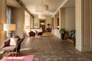 佛罗伦萨西纳维拉美迪齐傲途格精选酒店的走廊设有椅子和客厅