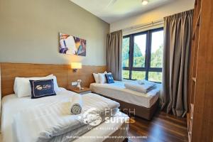 怡保Onsen Premium Suites @ Tambun Ipoh的配有窗户的酒店客房内的两张床
