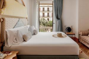 伊维萨镇Montesol Experimental Ibiza的卧室配有一张大白色床和窗户