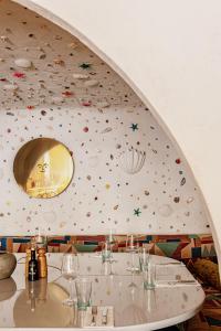 伊维萨镇Montesol Experimental Ibiza的一间带攀岩墙的用餐室