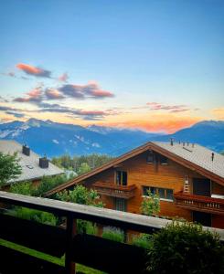 克莱恩 蒙塔纳Window on Crans Montana, Appartement avec vue sur les Alpes的山景度假屋
