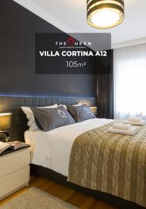 卢森堡女王豪华公寓 - 克尔特纳别墅酒店的一间卧室,配有一张床和一个阅读别墅珊瑚空气的标志