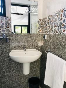 马哈赞加Hôtel Tropicana Majunga的一间带水槽和镜子的浴室