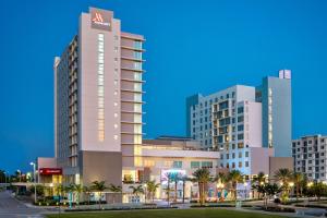 达尼亚滩AC Hotel by Marriott Fort Lauderdale Airport的夜幕降临城市酒店