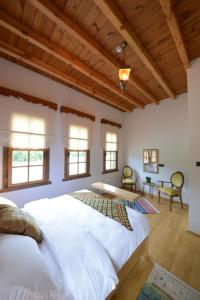 FındıklıVice's Konağı的卧室设有白色大床和木制天花板。