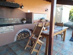 蓬塔戈尔达2 bedrooms villa with sea view private pool and furnished terrace at Puntagorda的厨房配有桌子和火炉