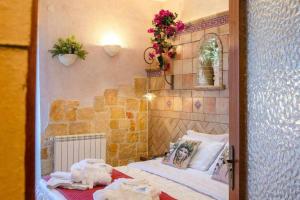 加里Casa della Giara的小房间,设有床和鲜花墙