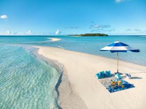 科卢马杜卢Kandima Maldives的蓝白雨伞和水的海滩