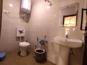 斯利那加Hotel city way的一间带水槽和卫生间的浴室