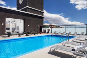 里诺Renaissance Reno Downtown Hotel & Spa的一座带椅子和时钟的游泳池