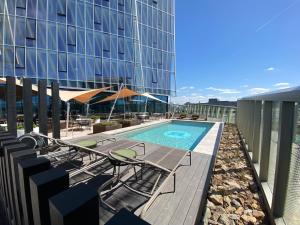 斯海弗宁恩Inntel Hotels Den Haag Marina Beach的大楼阳台上的游泳池