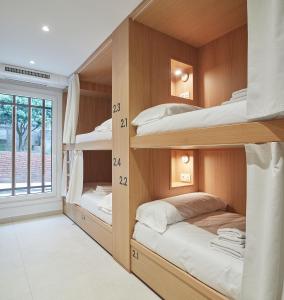 扎鲁亚斯Kein Hostel的客房设有带窗户的双层床。