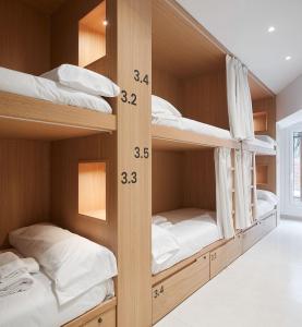 扎鲁亚斯Kein Hostel的一间房间,配有木制双层床