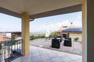 特雷斯努拉吉斯Appartamento Stelle e Coralli的房屋的阳台享有风景。