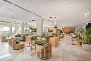 萨科马地中海时尚酒店 - 仅限成人入住的大堂配有沙发、椅子和桌子