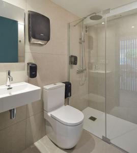 扎鲁亚斯Kein Hostel的浴室配有卫生间、盥洗盆和淋浴。