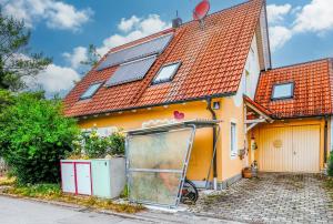 慕尼黑Zum Engelreich ruhig, ländlich, stadtnah的顶部设有太阳能电池板的房子