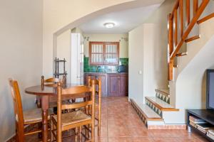 托里代巴拉Casa Manolo的厨房以及带桌椅的用餐室。