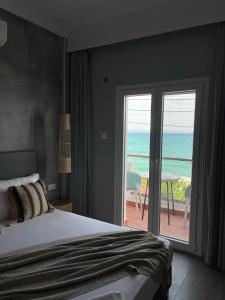 佩科霍里Xenios Hotel的一间卧室配有一张床,享有海景