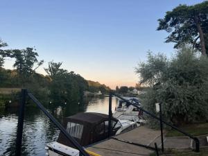 布里斯托Riverside 2 Bed Cabin With Paddle Boards & Bikes的船停靠在河上的码头