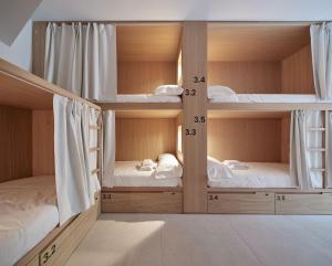 扎鲁亚斯Kein Hostel的一间房间,设有三张双层床