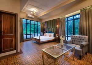 孟买Arnna Hotel- Goregaon East的客厅配有床和沙发