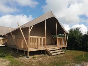 塞内UCPA Eco Lodge的一个带甲板的大帐篷
