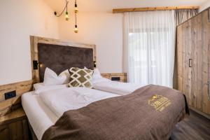 卡迪皮特拉MOUNTAIN ALPIN Hotel Sonnleiten的一间卧室设有两张床和窗户。