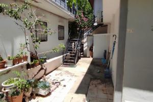 迪迪姆Denizli Öğretmenler Sitesi的楼里种有盆栽植物和楼梯的小巷