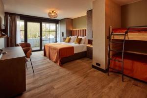 布拉斯哈特登纳霍夫范德瓦尔克酒店的酒店客房配有一张床和两张双层床。