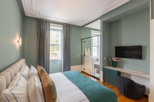 波尔图Maison Bleue的一间卧室配有一张大床和电视