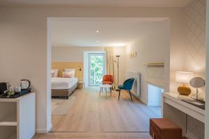 布尔格-罗伊兰德B&B - La Maison des Sottais的酒店客房设有一间卧室、一张床和一张桌子