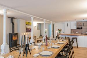布尔格-罗伊兰德B&B - La Maison des Sottais的一间带长桌和壁炉的用餐室