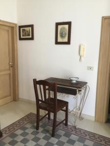 孔韦尔萨诺La dimora dei ricordi的一张木桌,椅子放在房间里